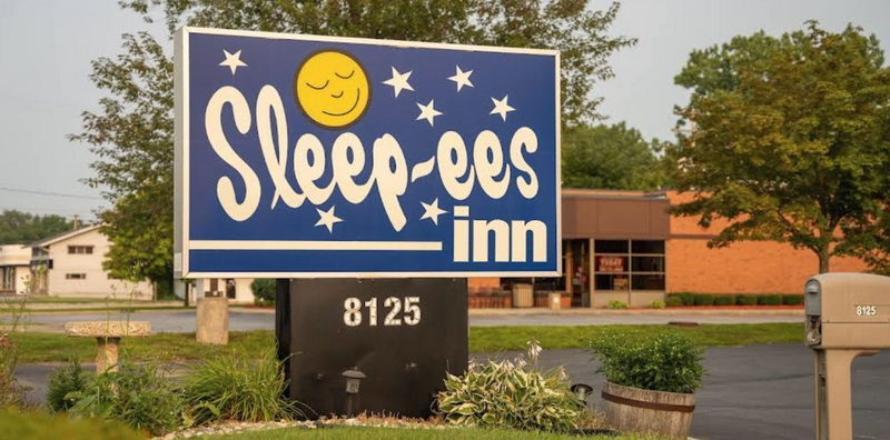 Sleep-ees Motel - Web Listing (newer photo)